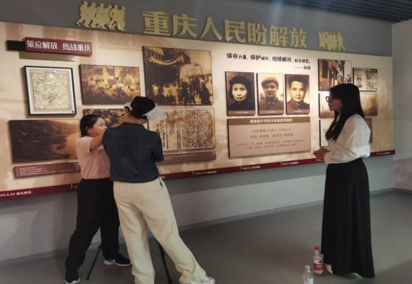 实践团成员在解放重庆历史陈列馆录制解说视频。重庆财经学院供图