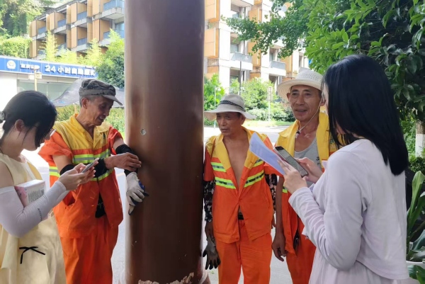 实践团成员在当地群众中做问卷调研。重庆财经学院供图