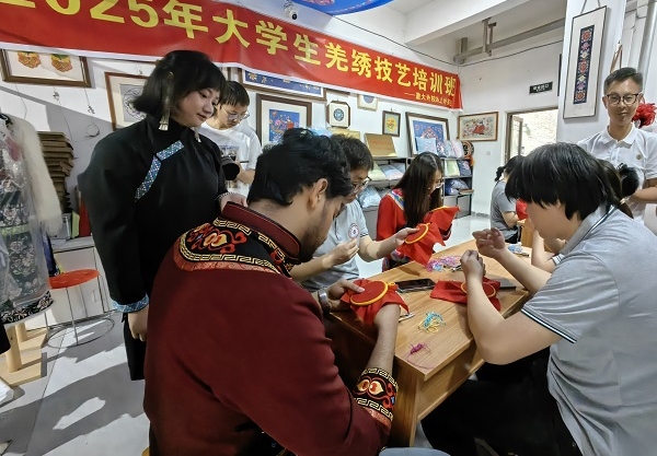 多校学子“行走的思政课堂” 赴北川体验羌绣非遗
