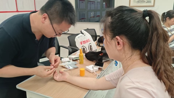 学员体验针刺和耳穴压丸疗法缓解疲劳。汪洋摄