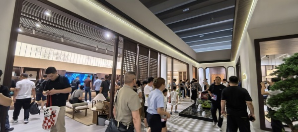 美心门展台迎来众多访客。受访者供图