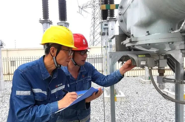 新能源科技公司維檢人員現場巡檢設備。國家電投重慶公司供圖