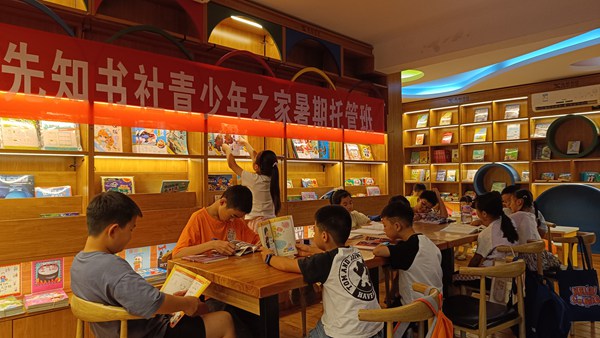 孩子们在托管班认真读书。陆雨秋摄