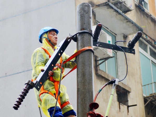 重慶：電力工人堅守一線 全力保障民生用電