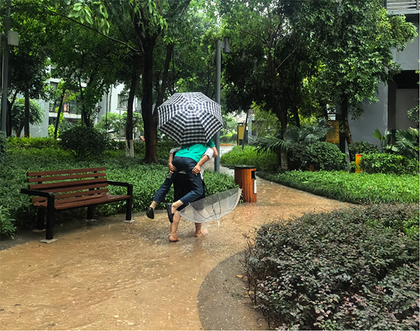 风雨中的坚守：重庆物业人用行动守护社区安全