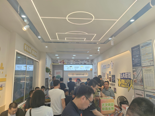 创新的“体彩+咖啡”跨界实体店吸引了众多年轻人前来打卡和购彩。重庆体彩供图