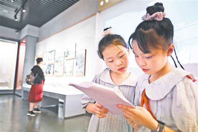 7月9日，位於開州區的劉伯承同志紀念館，來參觀的孩子在閱讀相關資料。記者 謝智強 攝/視覺重慶