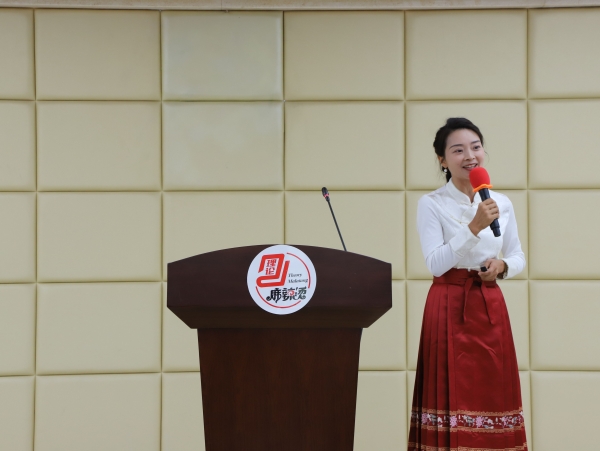 参赛选手进行宣讲。龙山街道供图