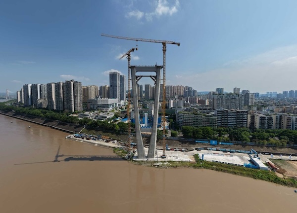 重庆市郊铁路江跳线过江段过江大桥南主塔封顶。中建六局供图