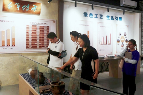 促进团调研麻辣鸡产业发展状况。吴承霖摄