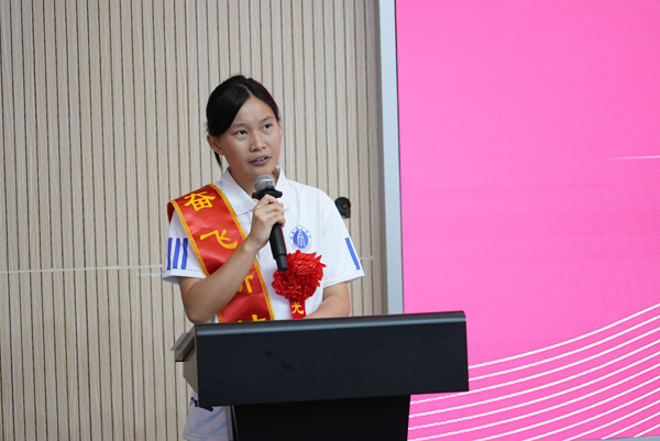 洪天潤演講。西南大學附屬中學供圖