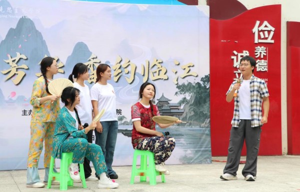 院壩裡的思政課。重慶師范大學馬克思主義學院供圖