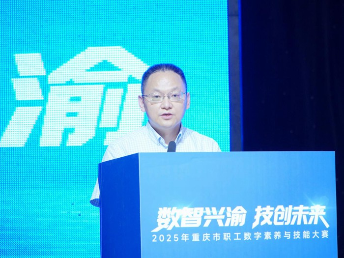 市委网信办副主任雷志宇致辞 周子贵/摄