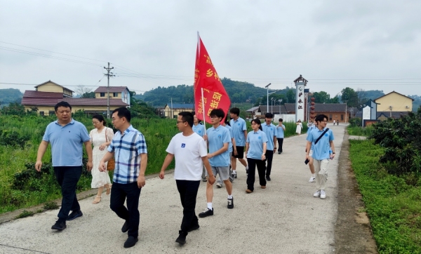 实践团深入荔枝种植基地考察调研。重庆理工大学供图