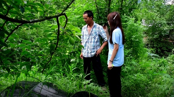 实践团采访当地种植户。重庆理工大学供图