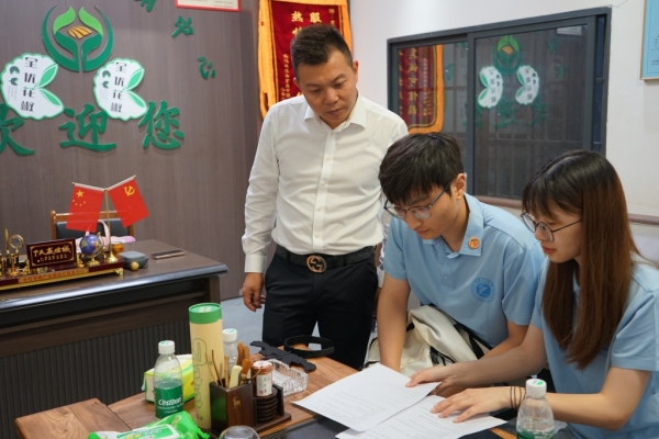 知产学子查看企业合同。重庆理工大学供图