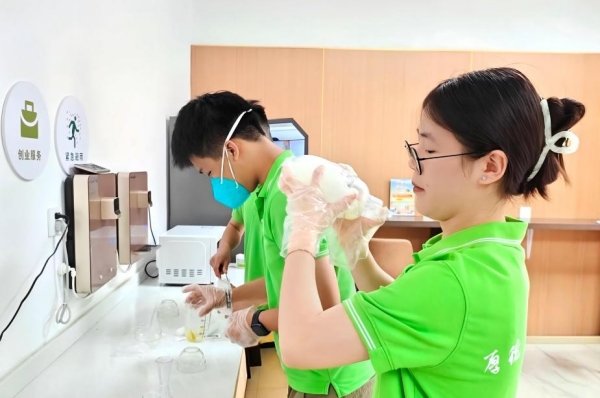 “小电潼”手作柠檬水。重庆电力高等专科学校供图
