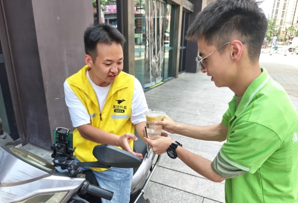 “小电潼”为外卖骑手递上柠檬水。重庆电力高等专科学校供图