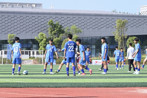 參賽選手在熱身。方婉舒攝