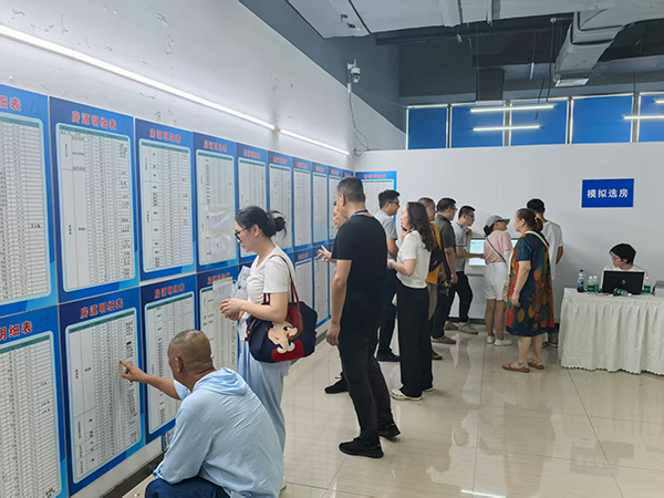市民选购新居。九龙城乡运营集团供图