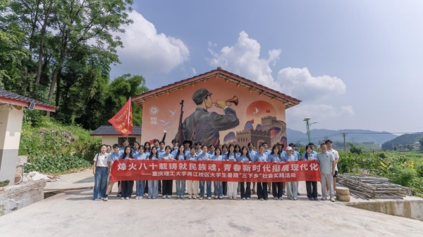 学子们在作品前留影。 重庆理工大学供图