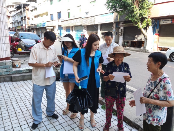 咏梧社区网格员挨家挨户走访群众，收集社情民意。红狮镇供图