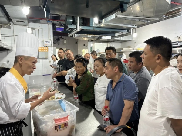 涪陵餐饮名厨现场示范特色菜品和新菜品制作技艺。涪陵区融媒体中心供图