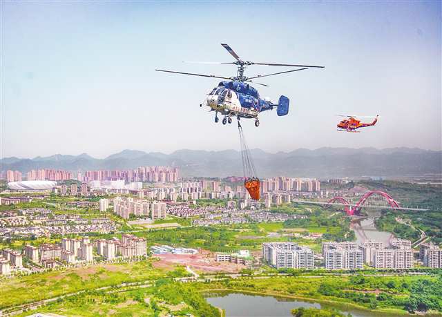 7月15日，市應急管理局航空應急救援總隊的直升機對銅鑼山和明月山進行空中巡護。