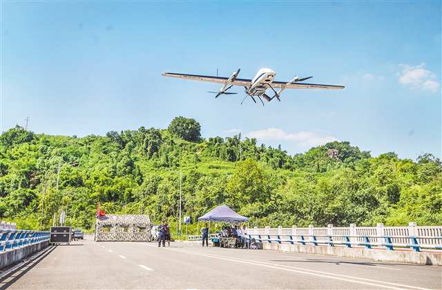 7月15日，北碚區嘉辰路聶家溝，市航空應急救援總隊的隊員們放飛無人機展開森林巡護偵察。本組圖片由記者鄭宇、劉力、謝智強攝/視覺重慶