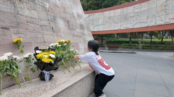 屈美芸在烈士紀念碑前獻花。重慶師范大學美術學院供圖