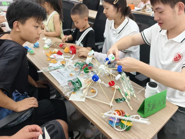 变废为宝手工课。重庆工贸职院建筑工程学院供图