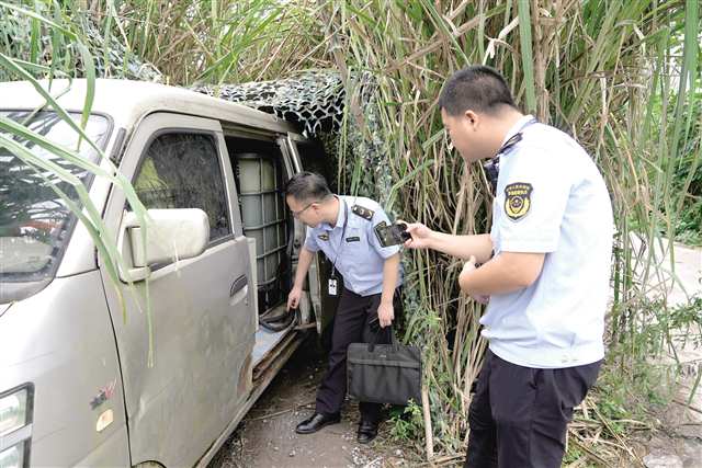 执法人员正在对黑加油点进行执法检查