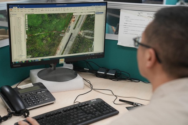 電力人員通過“同源維護工具”調用“電網一張圖”高清圖層，對轄區內低壓電網設備的異常數據進行核查治理。國網重慶永川供電公司供圖