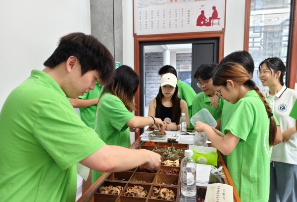 实践团成员制作中药泡脚包。