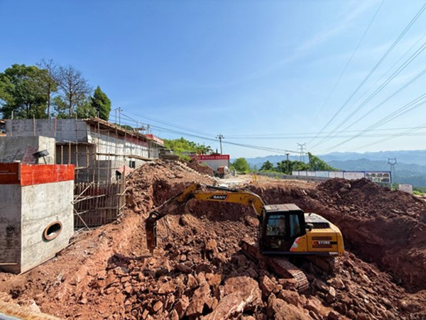 三角镇桐垭水厂改扩建工程正在施工。成蓉摄