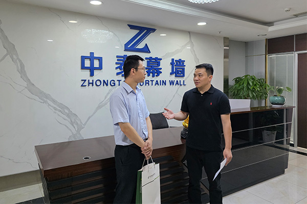 银行客户经理走访企业。邮储银行重庆两江分行供图