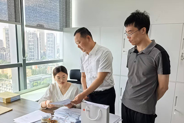 支行工作人员实地了解融资需求。中信银行重庆星光支行供图