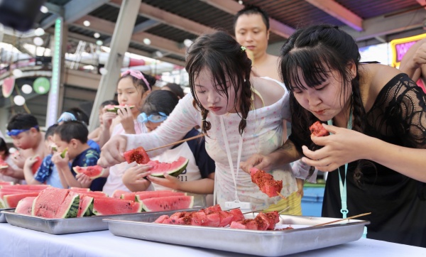 吃西瓜比赛现场。景区供图