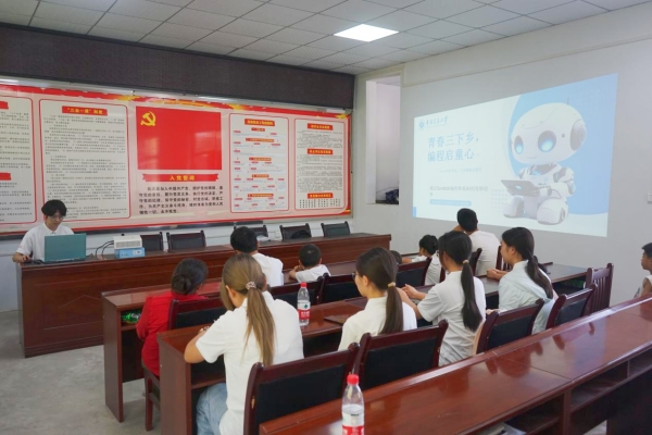 服務團成員為小朋友講解編程基礎知識。李思諺攝