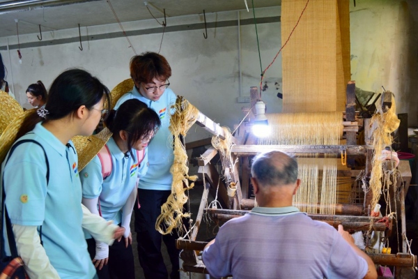 實踐團成員觀摩織布機。吳倩攝