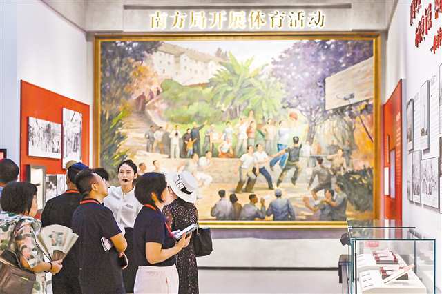 7月17日,重庆体育博物馆,市民在馆内参观。记者 齐岚森 摄/视觉重庆