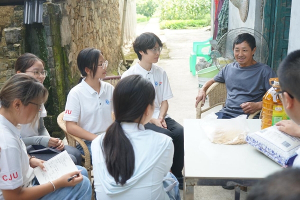 服务团学生了解泉水村发展变化情况。重庆交通大学供图