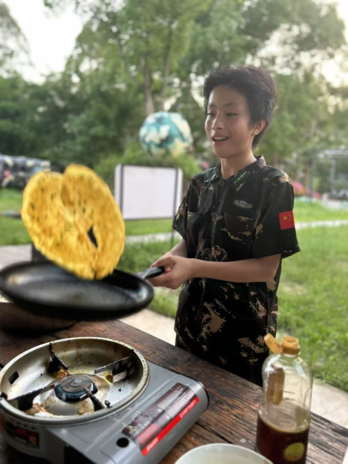 青少年体验食品制作。景区供图