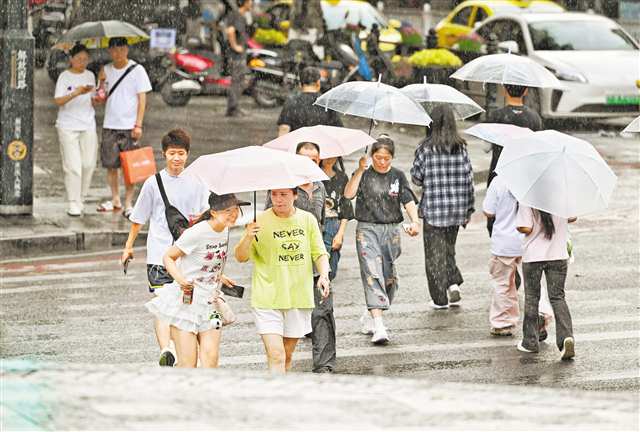 7月18日，渝中区白象街，市民在雨中感受清凉。首席记者 龙帆 实习生 王逍杨 摄/视觉重庆