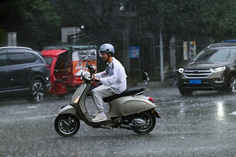 7月18日，渝北区冉家坝，骑手在暴雨中被淋得全身湿透。记者 张锦辉 摄