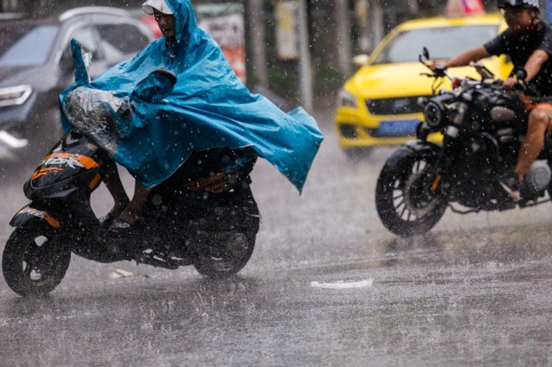 7月18日，渝北区冉家坝，骑手在暴雨中行驶。记者 张锦辉 摄