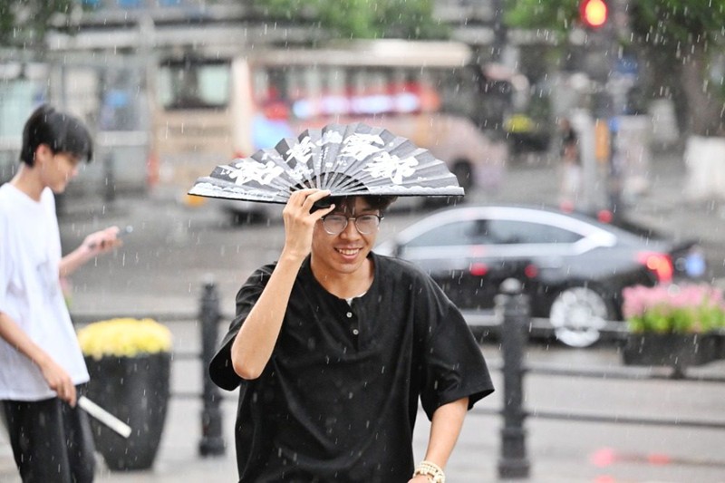 7月18日，渝中区白象街，市民冒雨前行。首席记者 龙帆 摄