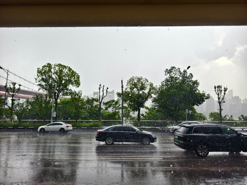7月18日，南岸区南滨路突降暴雨，气温短暂下降。特约摄影 郭旭