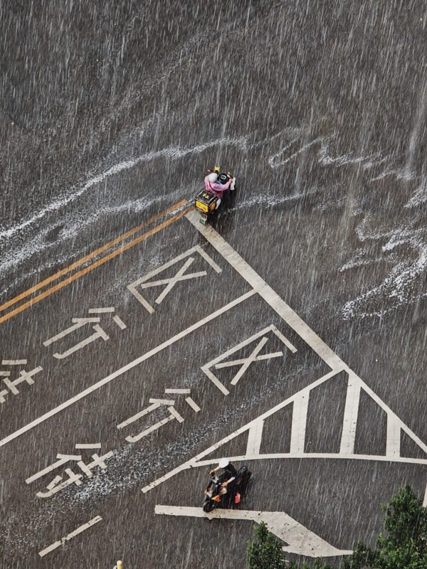 7月18日，两江新区突降暴雨，外卖骑手正在雨中骑行。通讯员 汪彦彤 摄