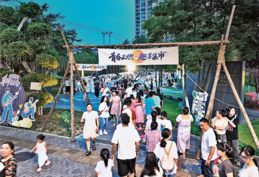 7月18日晚，一批创业青年在秀山县青春集市摆摊营业，点燃当地“暑期经济”。通讯员 胡程 摄/视觉重庆